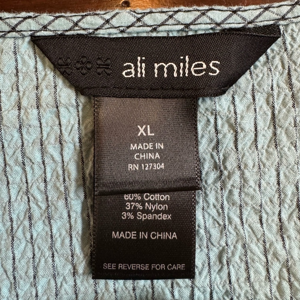 Light blue Ali Miles top with unique buttons - Picture 9 of 12